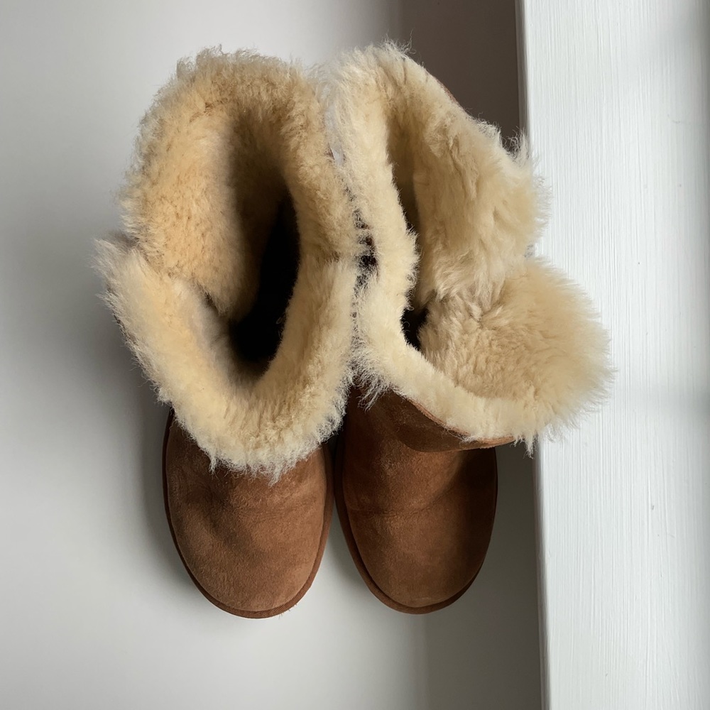 Beautiful UGG Bailey Button 5803 Suede Chestnut Women’s 9W Wood Button Closure - Picture 4 of 6